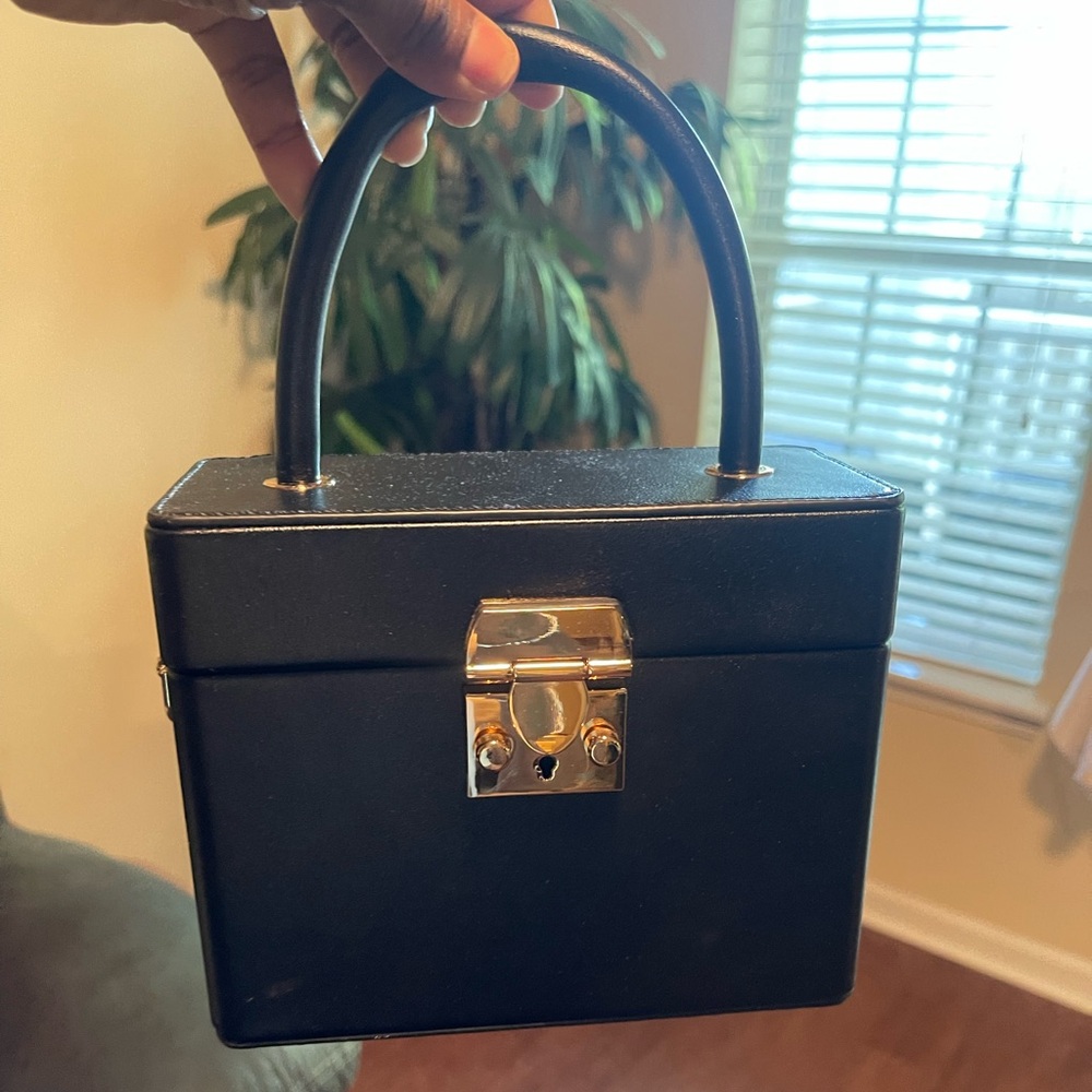 Used top handle bag…still in good condition! Nice bag!